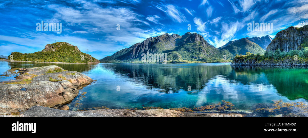 Traumwetter in den wunderschönen Lofoten-Inseln Stockfoto