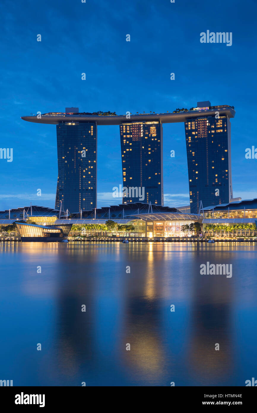 Marina Bay Sands Hotel in der Morgendämmerung, Marina Bay, Singapur Stockfoto