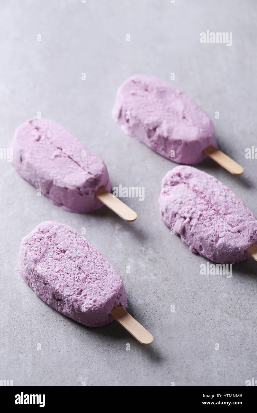 Leckeres Eis auf dem Tisch Stockfoto