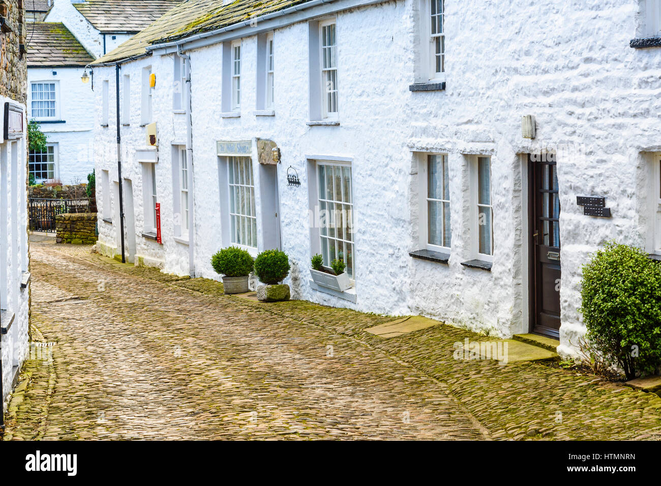 Gepflasterte Straße im Dorf von Dent, Cumbria Stockfoto