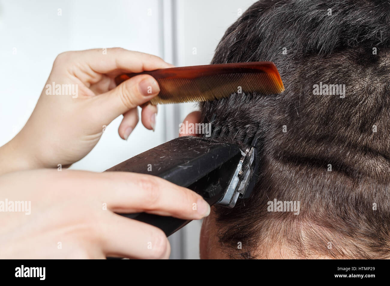 Mann-Haarschnitt von Clipper und Kamm Stockfoto