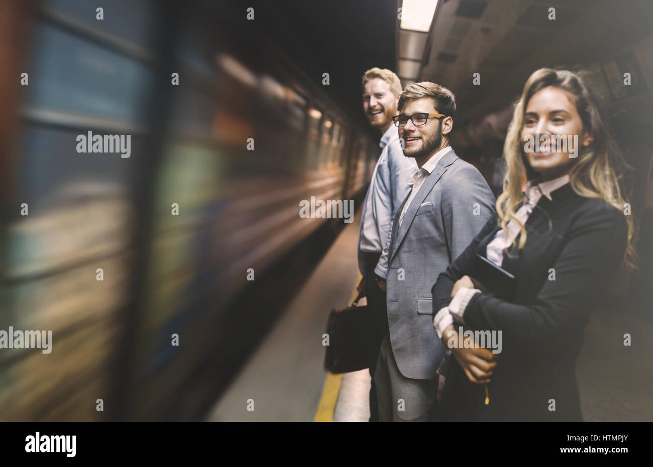 Business-Leute, die warten auf Transport u Stockfoto