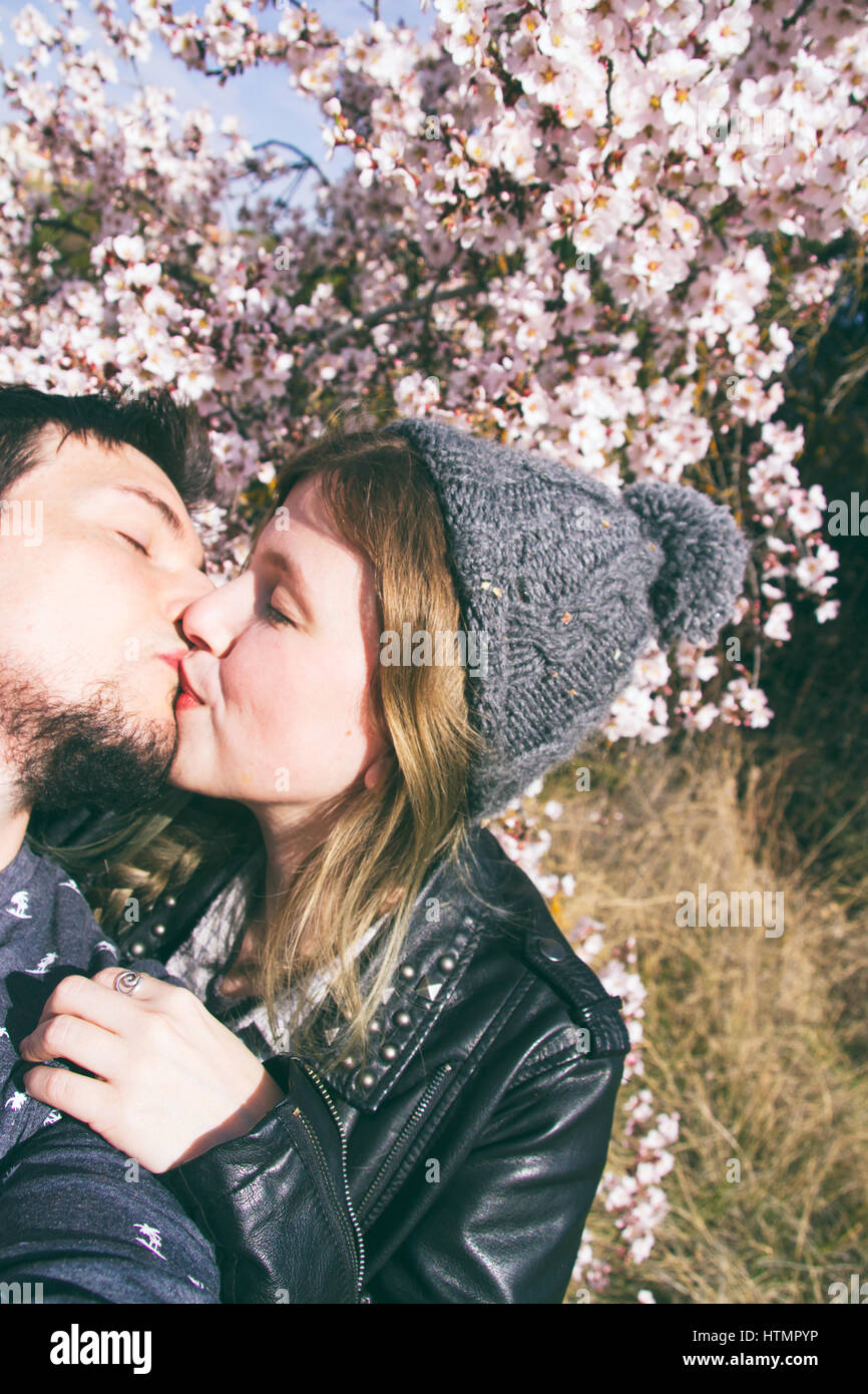 Junge Hipster-paar in der Liebe im Frühling Stockfoto