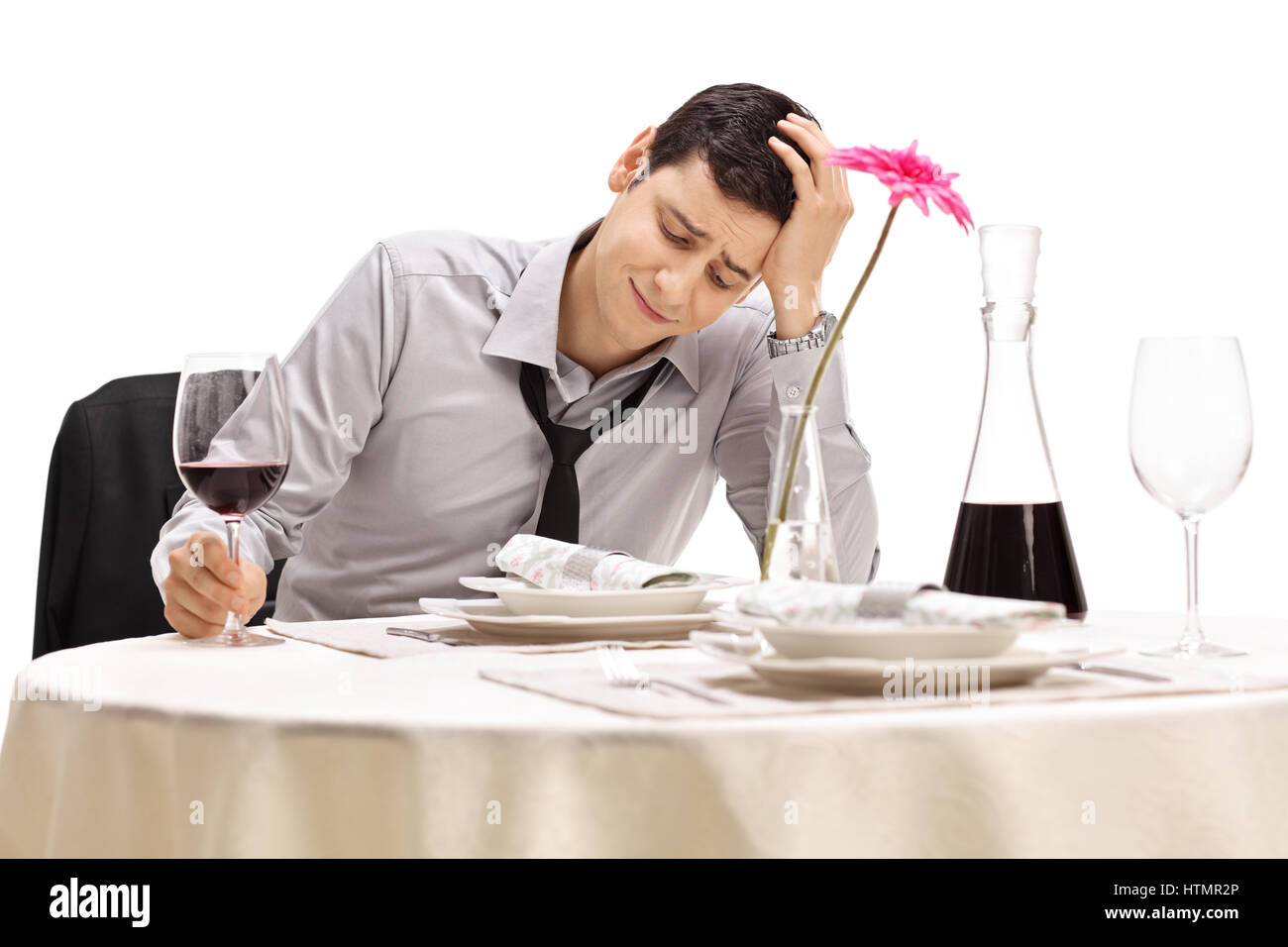 Enttäuscht Geschäftsmann sitzt an einem Tisch im Restaurant hielt seinen Kopf ungläubig isoliert auf weißem Hintergrund Stockfoto