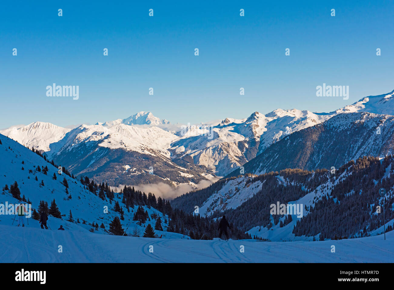 Panoramaaussicht, Snow Valley in alpinen Gebirgszug mit Gipfeln in zurückgelegte Strecke Stockfoto