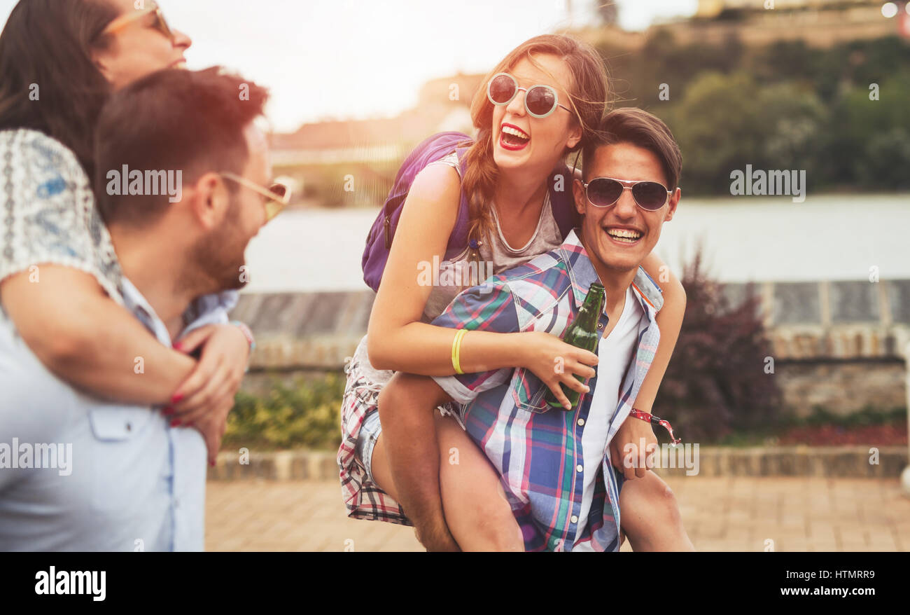 Glückliche junge Menschen Teilnahme an Festivals im Sommer Spaß Stockfoto