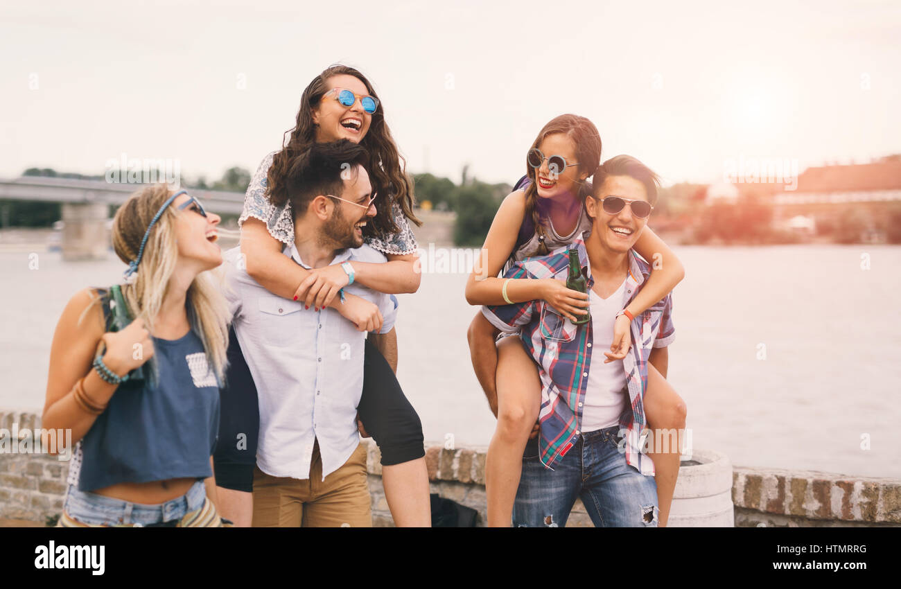 Glückliche junge Menschen Teilnahme an Festivals im Sommer Spaß Stockfoto