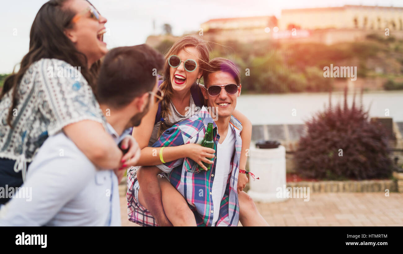 Glückliche junge Menschen Teilnahme an Festivals im Sommer Spaß Stockfoto