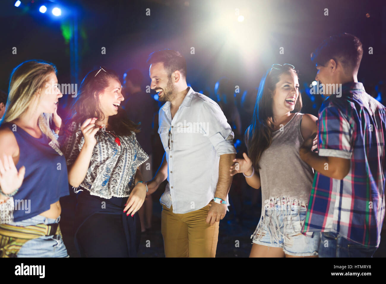 Gruppe von Freunden, clubbing und Spaß beim Tanzen Stockfoto