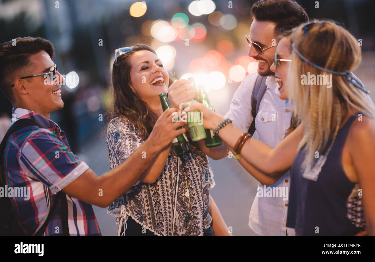 Glückliche Freunde trinken Alkohol im Freien und vor Festival feiern