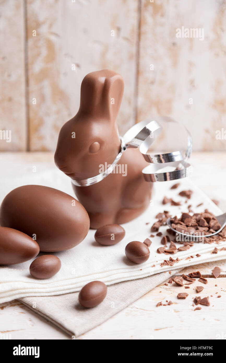 Köstliche saisonale Schokolade Osterhasen und Eiern Stockfoto