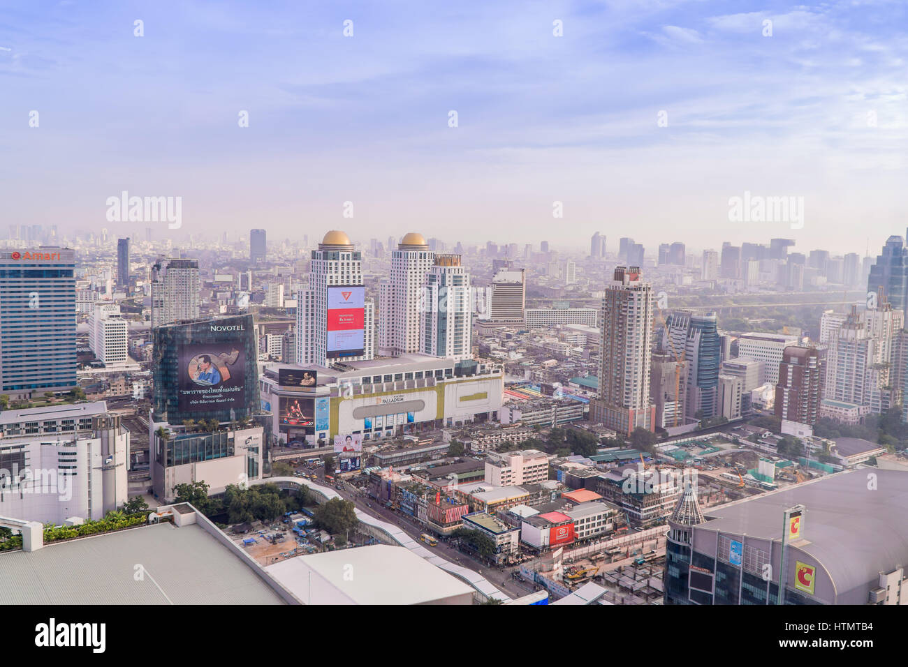 Bangkok, Thailand - 13. März 2017: Bangkoks Skyline mit Bürogebäude am Sonnenuntergang Bangkok, Thailand Stockfoto