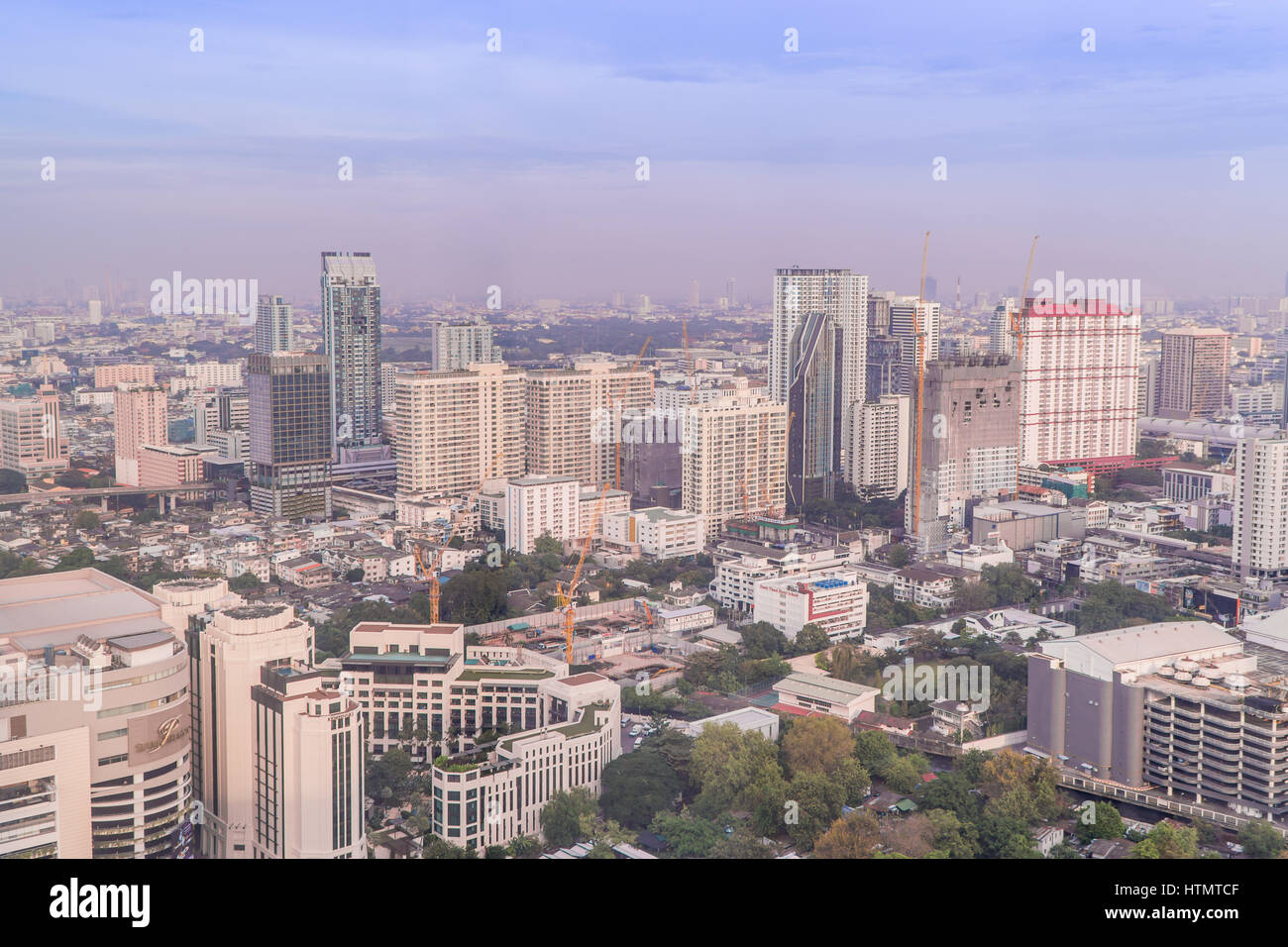 Bangkok, Thailand - 13. März 2017: Bangkoks Skyline mit Bürogebäude am Sonnenuntergang Bangkok, Thailand Stockfoto