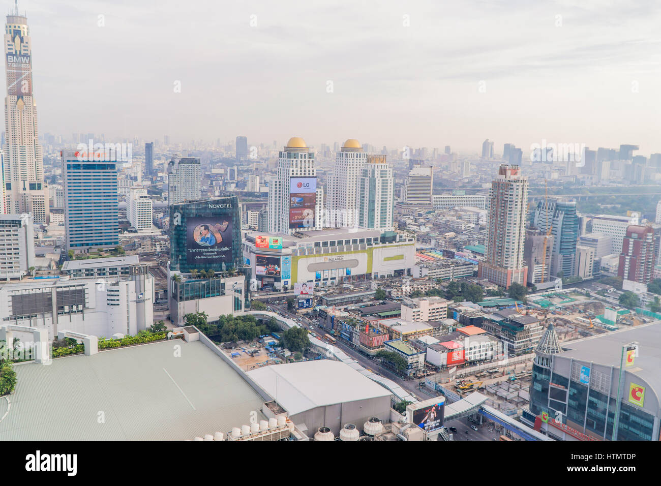 Bangkok, Thailand - 13. März 2017: Bangkoks Skyline mit Bürogebäude am Sonnenuntergang Bangkok, Thailand Stockfoto