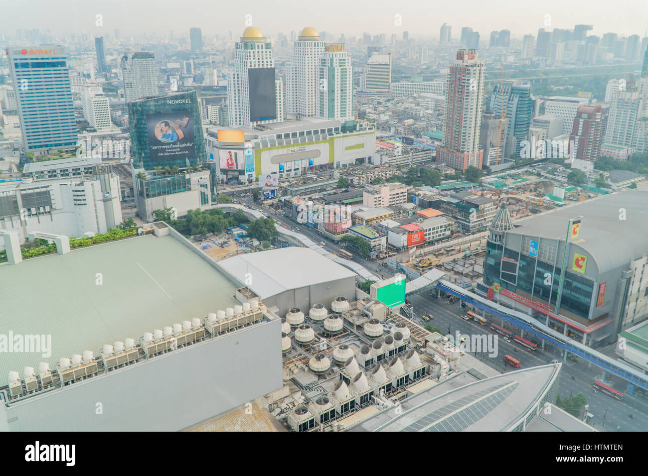 Bangkok, Thailand - 13. März 2017: Bangkoks Skyline mit Bürogebäude am Sonnenuntergang Bangkok, Thailand Stockfoto