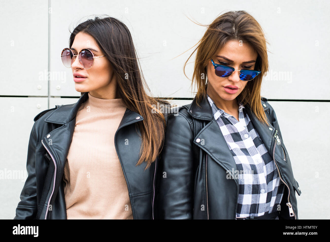 Zwei hübsche junge Frauen mit Sonnenbrille im freien Stockfoto