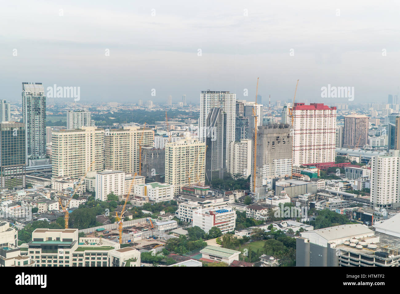 Bangkok, Thailand - 13. März 2017: Bangkoks Skyline mit Bürogebäude am Sonnenuntergang Bangkok, Thailand Stockfoto