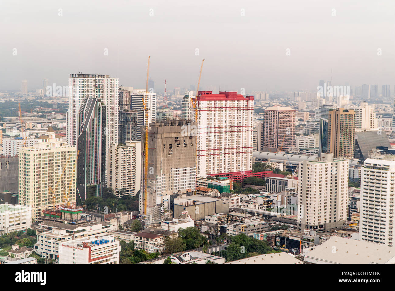 Bangkok, Thailand - 13. März 2017: Bangkoks Skyline mit Bürogebäude am Sonnenuntergang Bangkok, Thailand Stockfoto