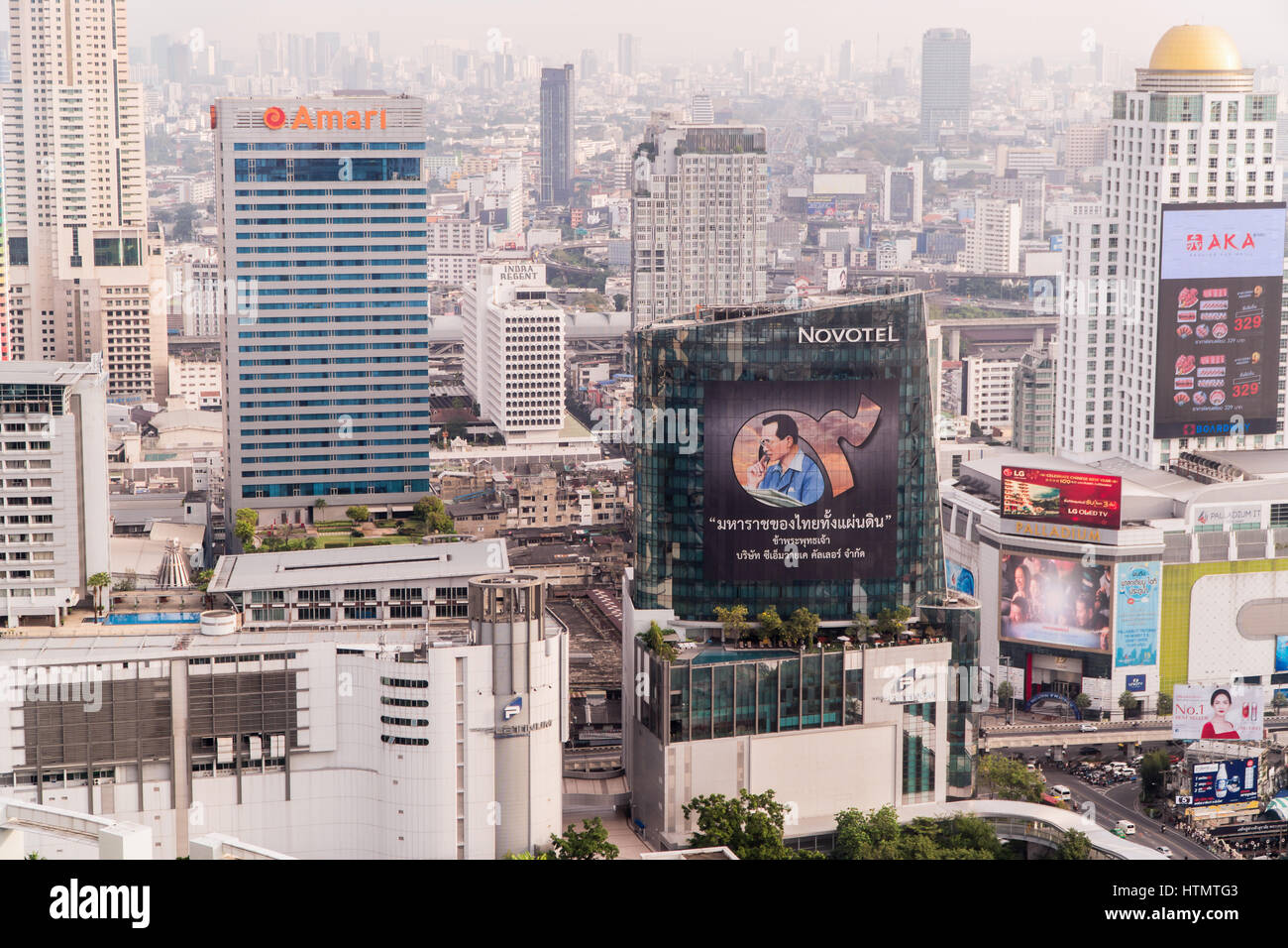 Bangkok, Thailand - 13. März 2017: Bangkoks Skyline mit Bürogebäude am Sonnenuntergang Bangkok, Thailand Stockfoto