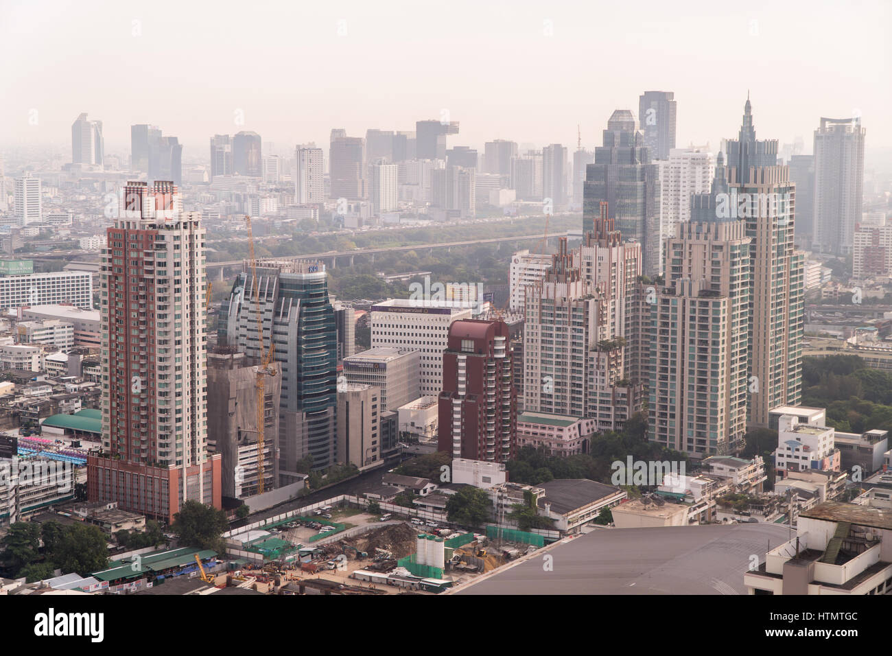 Bangkok, Thailand - 13. März 2017: Bangkoks Skyline mit Bürogebäude am Sonnenuntergang Bangkok, Thailand Stockfoto