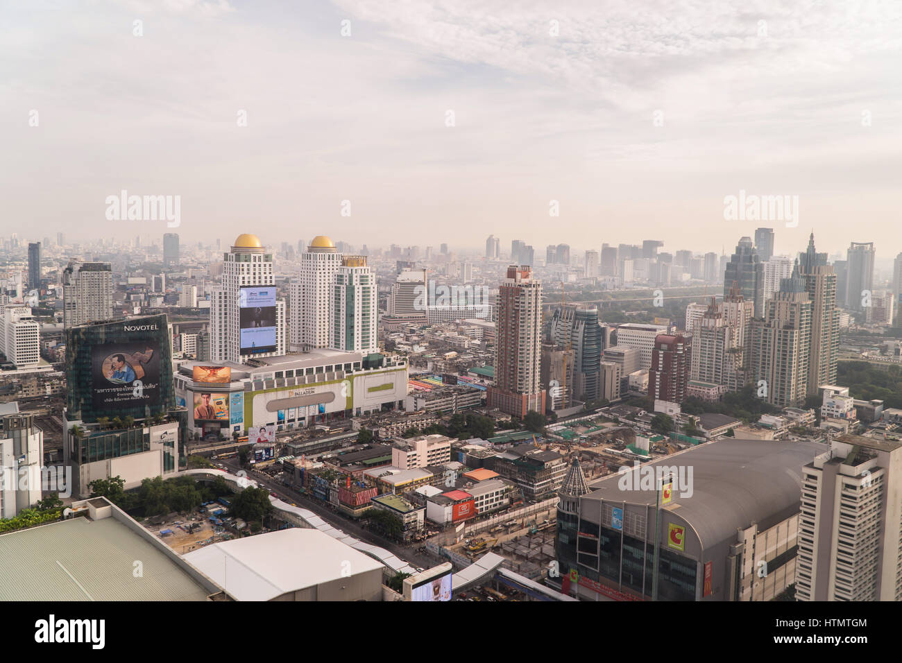 Bangkok, Thailand - 13. März 2017: Bangkoks Skyline mit Bürogebäude am Sonnenuntergang Bangkok, Thailand Stockfoto