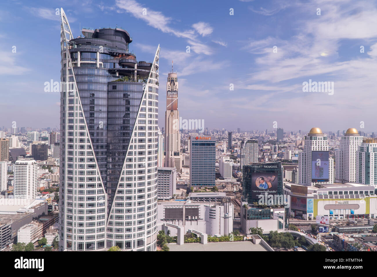Bangkok, Thailand - 13. März 2017: Bangkoks Skyline mit Bürogebäude am Sonnenuntergang Bangkok, Thailand Stockfoto