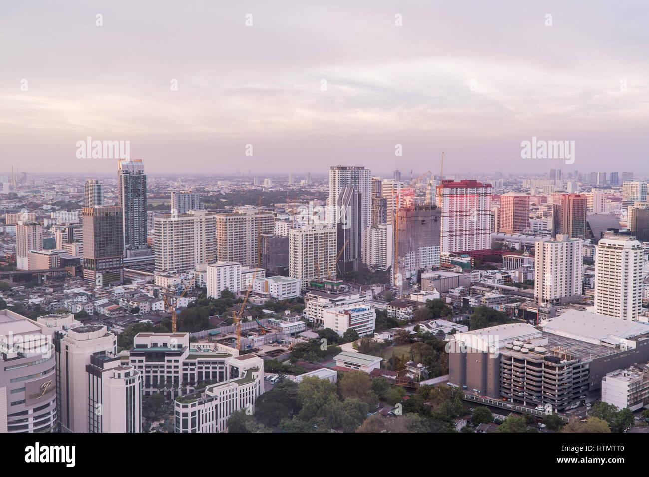 Bangkok, Thailand - 13. März 2017: Bangkoks Skyline mit Bürogebäude am Sonnenuntergang Bangkok, Thailand Stockfoto