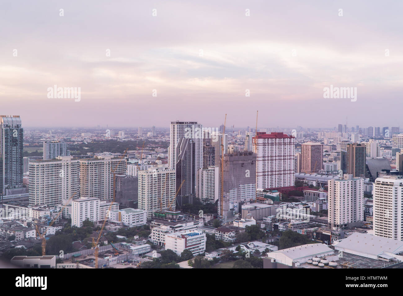 Bangkok, Thailand - 13. März 2017: Bangkoks Skyline mit Bürogebäude am Sonnenuntergang Bangkok, Thailand Stockfoto