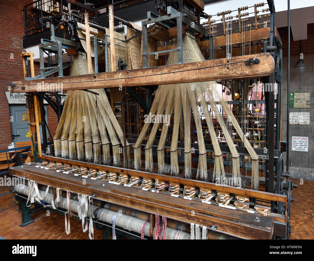 Technikmuseum (The Deutsches Technikmuseum, wissenschaftlich-technische Sammlung.) Deutschland-Berlin-Kreuzberg (Joseph-Marie Charles Jacquard 1752 –1834 war ein französischer Weaver und Kaufmann. Er spielte eine wichtige Rolle bei der Entwicklung von der frühesten programmierbare Webstuhl (die "Jacquard-Webstuhl"), der wiederum eine wichtige bei der Entwicklung von anderen programmierbaren Maschinen, wie eine frühe Version des digitalen Compiler von IBM verwendet Rolle, um die moderne Computer zu entwickeln. ) Stockfoto