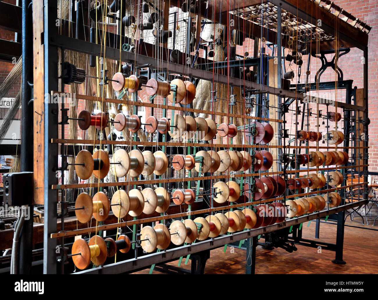 Technikmuseum (The Deutsches Technikmuseum, wissenschaftlich-technische Sammlung.) Deutschland-Berlin-Kreuzberg (Joseph-Marie Charles Jacquard 1752 –1834 war ein französischer Weaver und Kaufmann. Er spielte eine wichtige Rolle bei der Entwicklung von der frühesten programmierbare Webstuhl (die "Jacquard-Webstuhl"), der wiederum eine wichtige bei der Entwicklung von anderen programmierbaren Maschinen, wie eine frühe Version des digitalen Compiler von IBM verwendet Rolle, um die moderne Computer zu entwickeln. ) Stockfoto