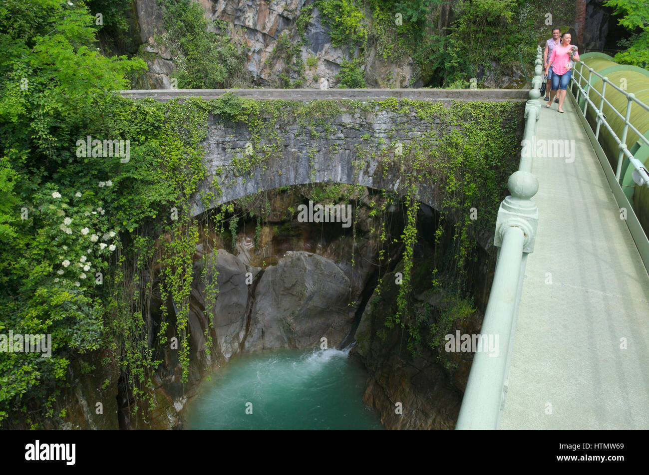 Touristen und alte Brücke, Orrido Bellano, Provinz Lecco Italien Stockfoto