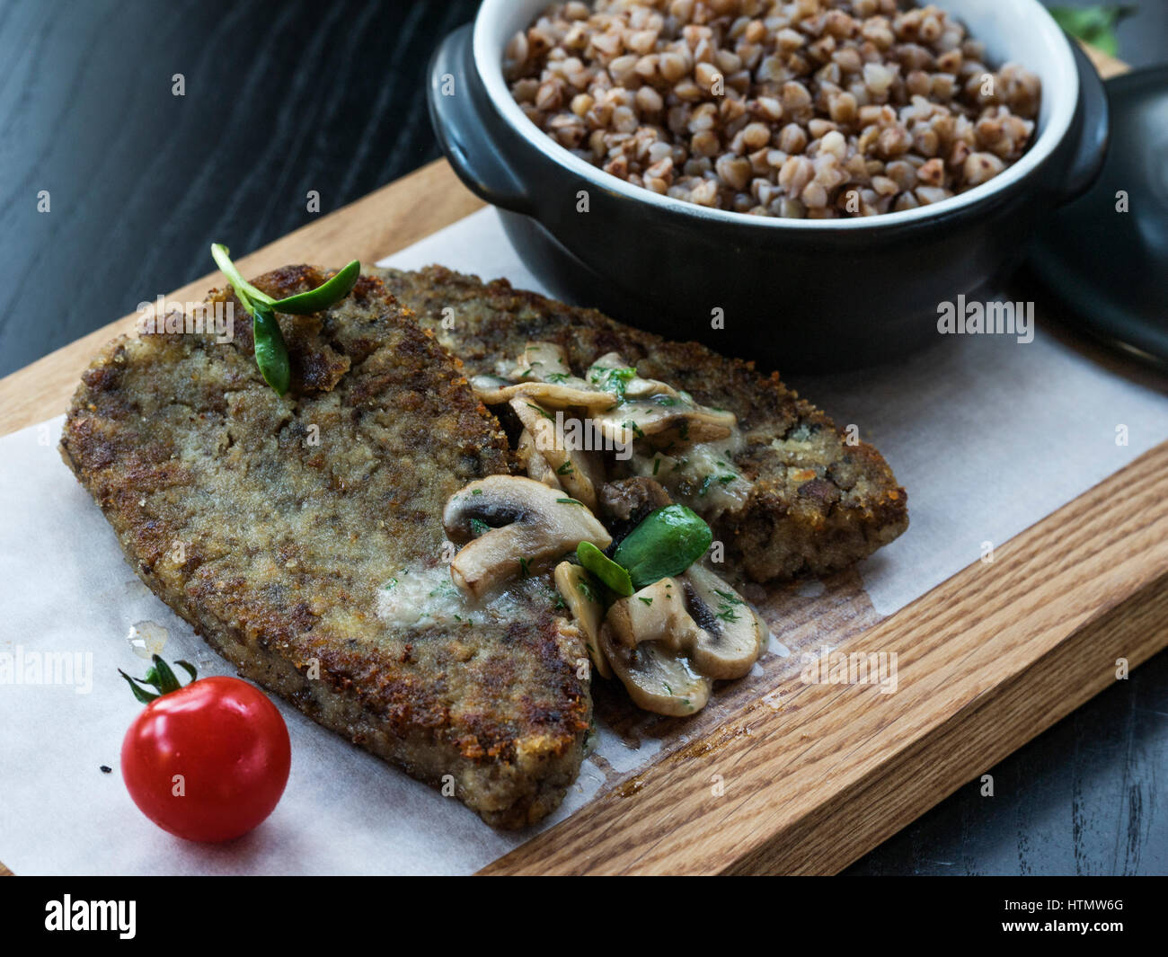 Pilz Burger mit Buchweizengrütze Stockfoto