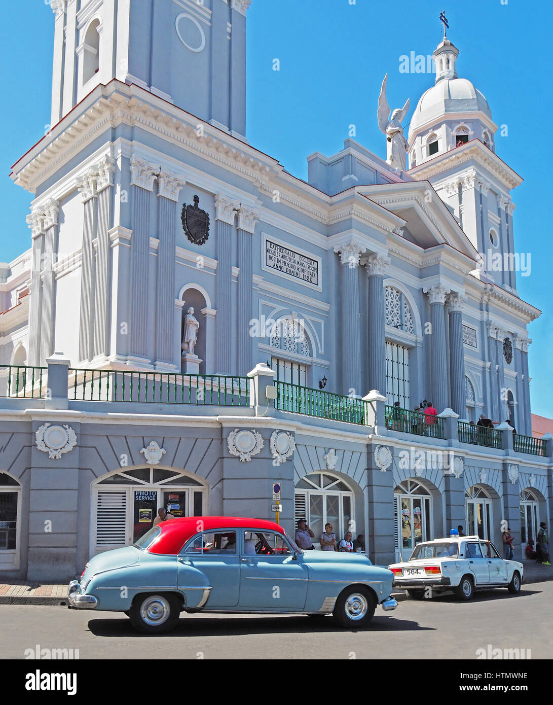 Amerikanisches Auto in Iglesias Catedral in Santiago De Cuba Parque Cespedes wiederhergestellt. Stockfoto