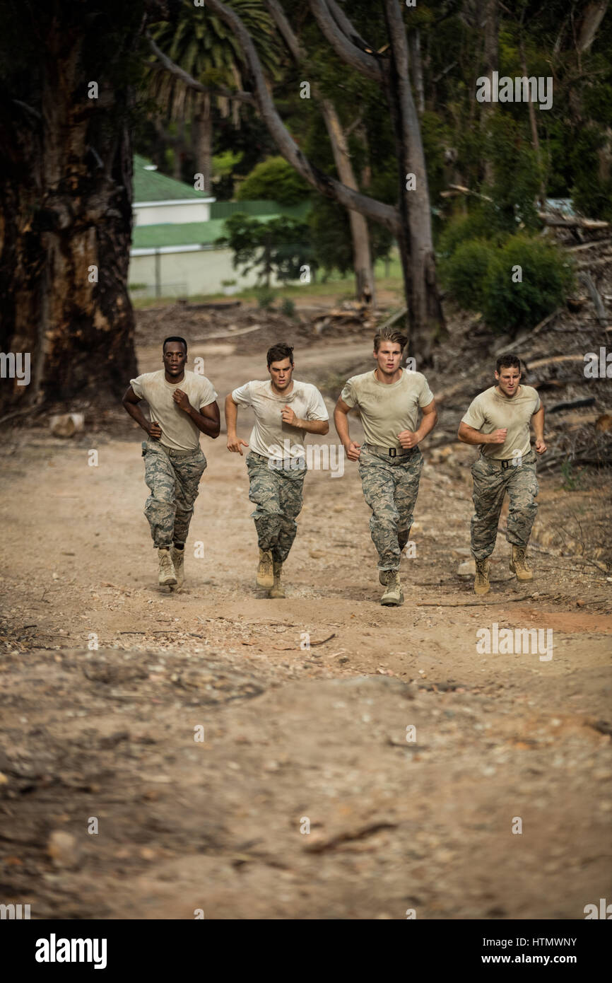 Soldaten laufen im Ausbildungslager Stockfoto