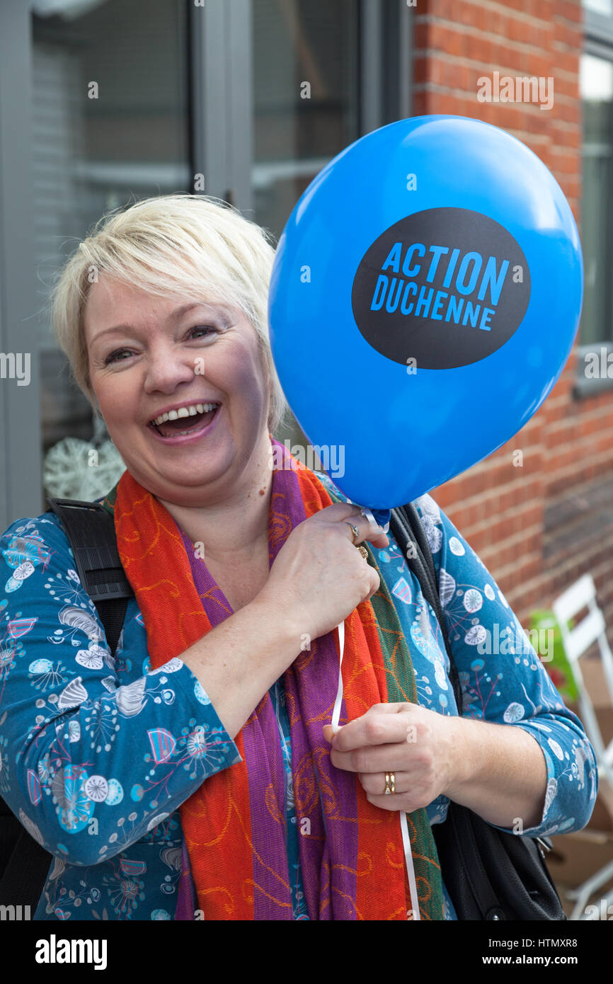Duchenne-Muskeldystrophie (DMD)-Charity-Event auf der Suche nach einer Heilung für Duchenne-Muskeldystrophie Ballon Menschen Frauen Fundraising Stockfoto