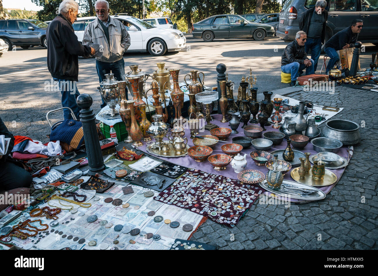 Tiflis, Georgien - 15. Oktober 2016: Händler und Verkäufer von Flohmarkt am trockenen Brücke mit einer Menge von Vintage Krüge, Teller, Handarbeit, Banknoten, s Stockfoto