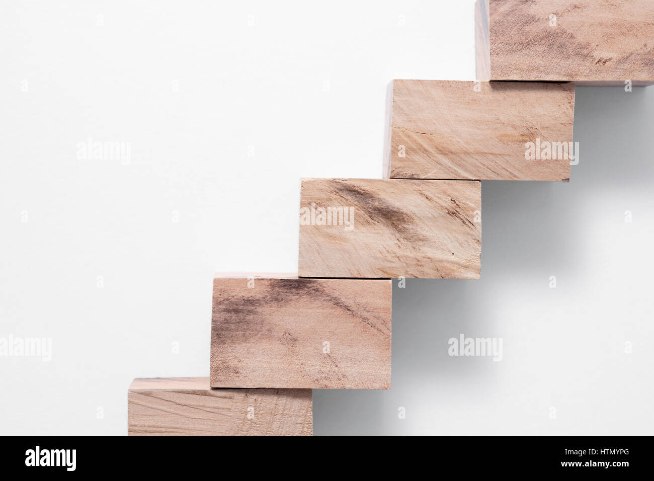 einfache Holzklötze Leiter mit Schatten isoliert auf weiss Stockfoto