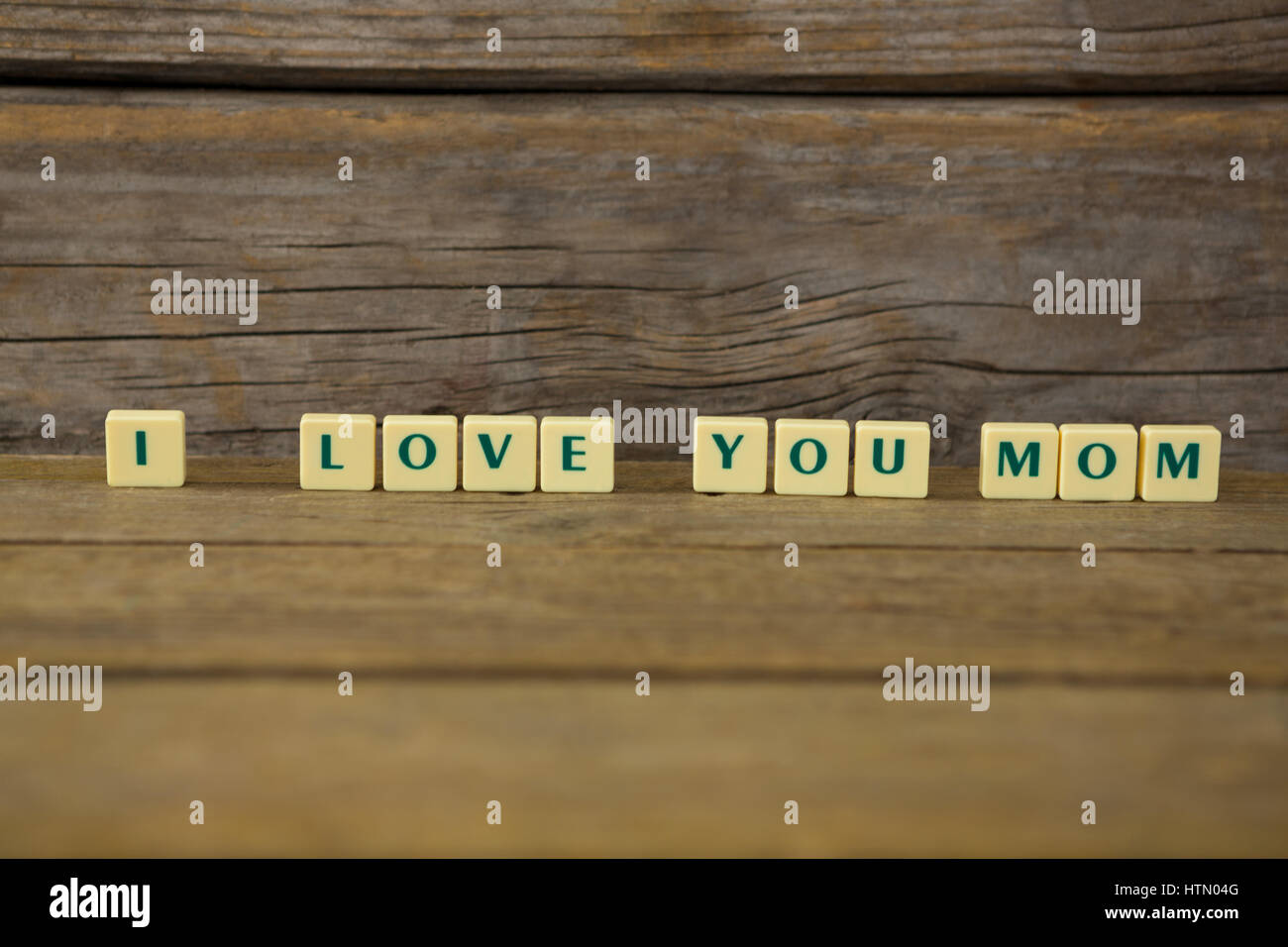 Nahaufnahme von I love Mom-Block auf hölzernen Hintergrund Stockfoto