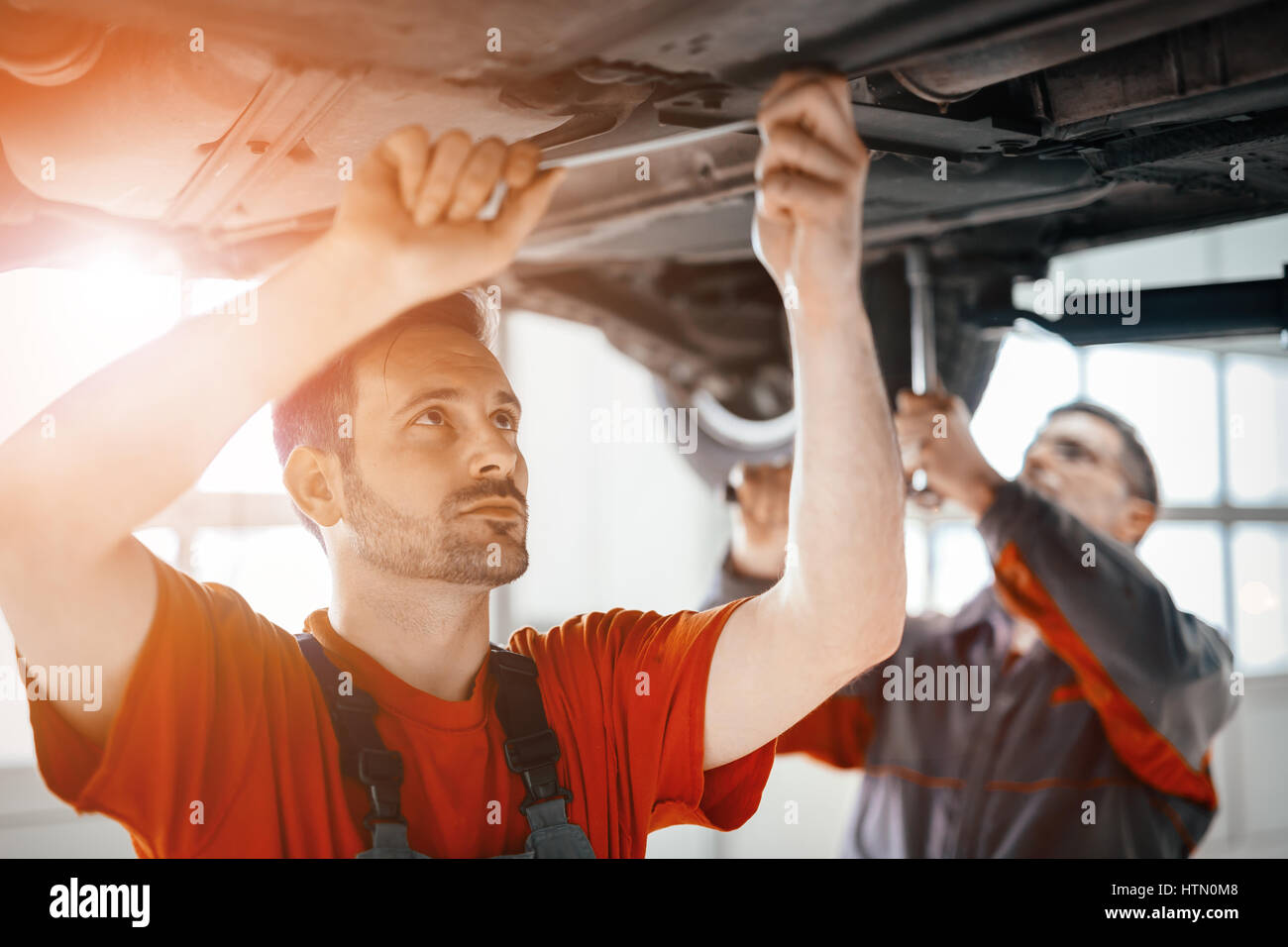 Kfz-Mechaniker arbeiten an Automobil-Service-center Stockfoto