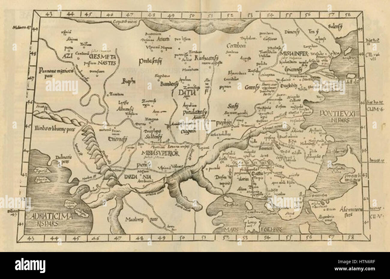 Die "Tabula IX Europae" ist eine historische Karte, die Europa veranschaulicht und geografische Details des Kontinents in einer früheren Zeit, wahrscheinlich in der Renaissance oder im Mittelalter, enthält. Stockfoto Die "Tabula IX Europae" ist eine historische Karte, die Europa veranschaulicht und geografische Details des Kontinents in einer früheren Zeit, wahrscheinlich in der Renaissance oder im Mittelalter, enthält. Stockfoto