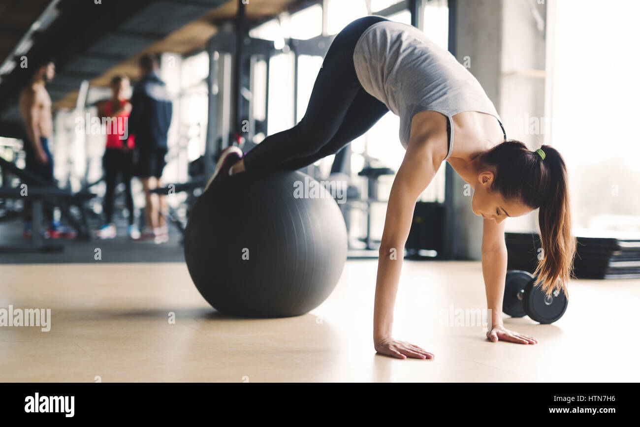 Sportliche Frau beim Aerobic-Training im Fitness-Studio Stockfoto