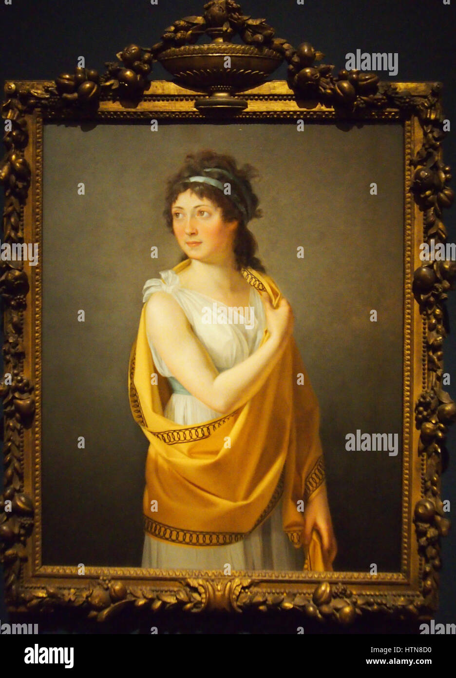 Dieses Porträt einer Dame, das im 19. Jahrhundert geschaffen wurde, fängt ihre Eleganz und Anmut ein. Das Gemälde hebt die modische Kleidung und die raffinierte Schönheit des Motivs hervor, typisch für Porträts aus dieser Zeit. Stockfoto