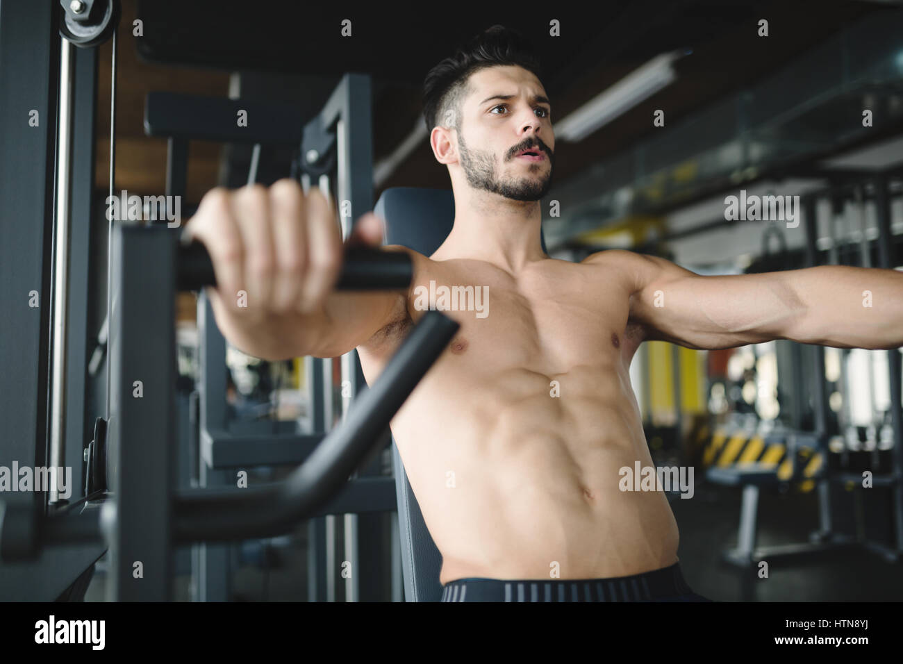 Bestimmt muskulösen Mann trainieren und trainieren Sie im Fitness ...