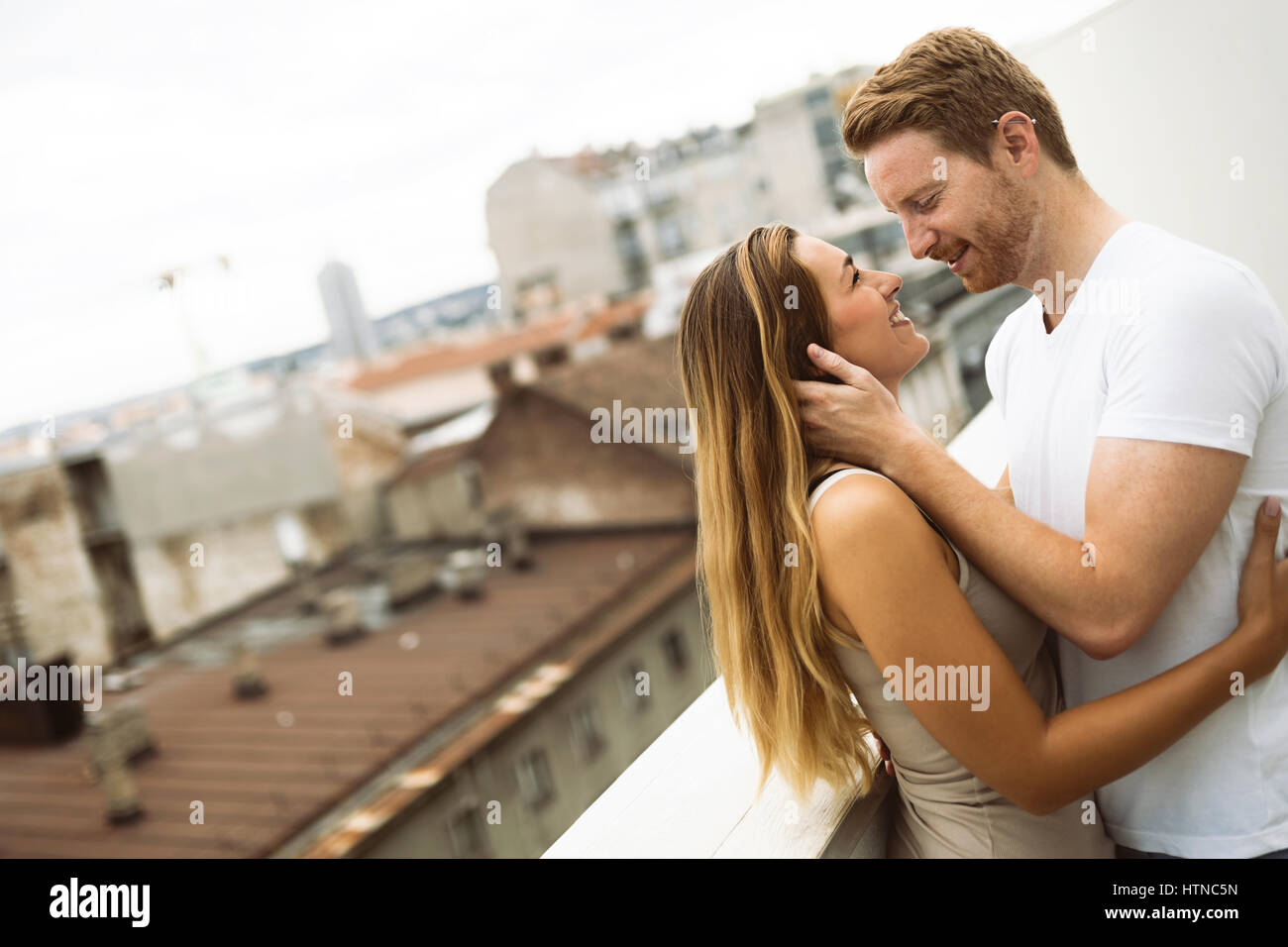 Romantisches Paar verliebt küssen auf Dach Stockfoto