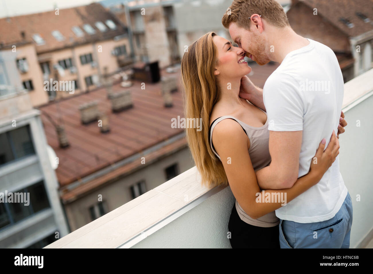 Romantisches Paar verliebt küssen auf Dach Stockfoto