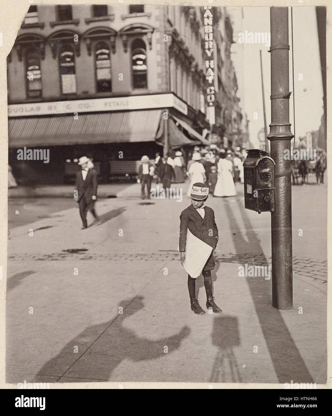 Lewis W. Hine (American - Selbstbildnis mit Newsboy - Google Art Project Stockfoto