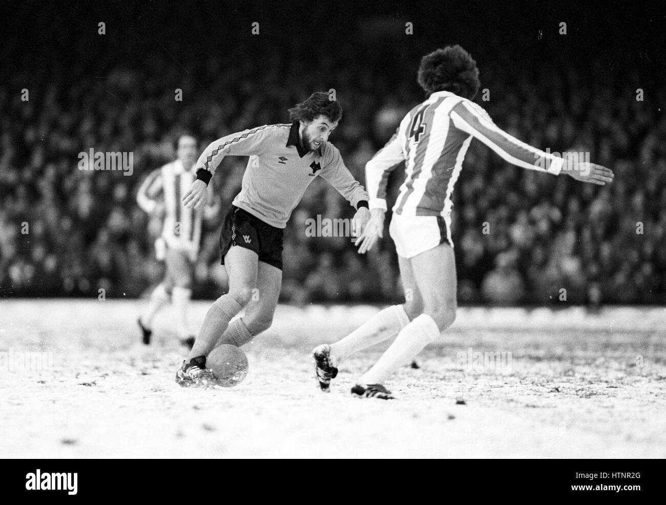 Fußballer Peter Daniel in Aktion Wolverhampton Wanderers V Stoke City 1980 29/11/80 Stockfoto