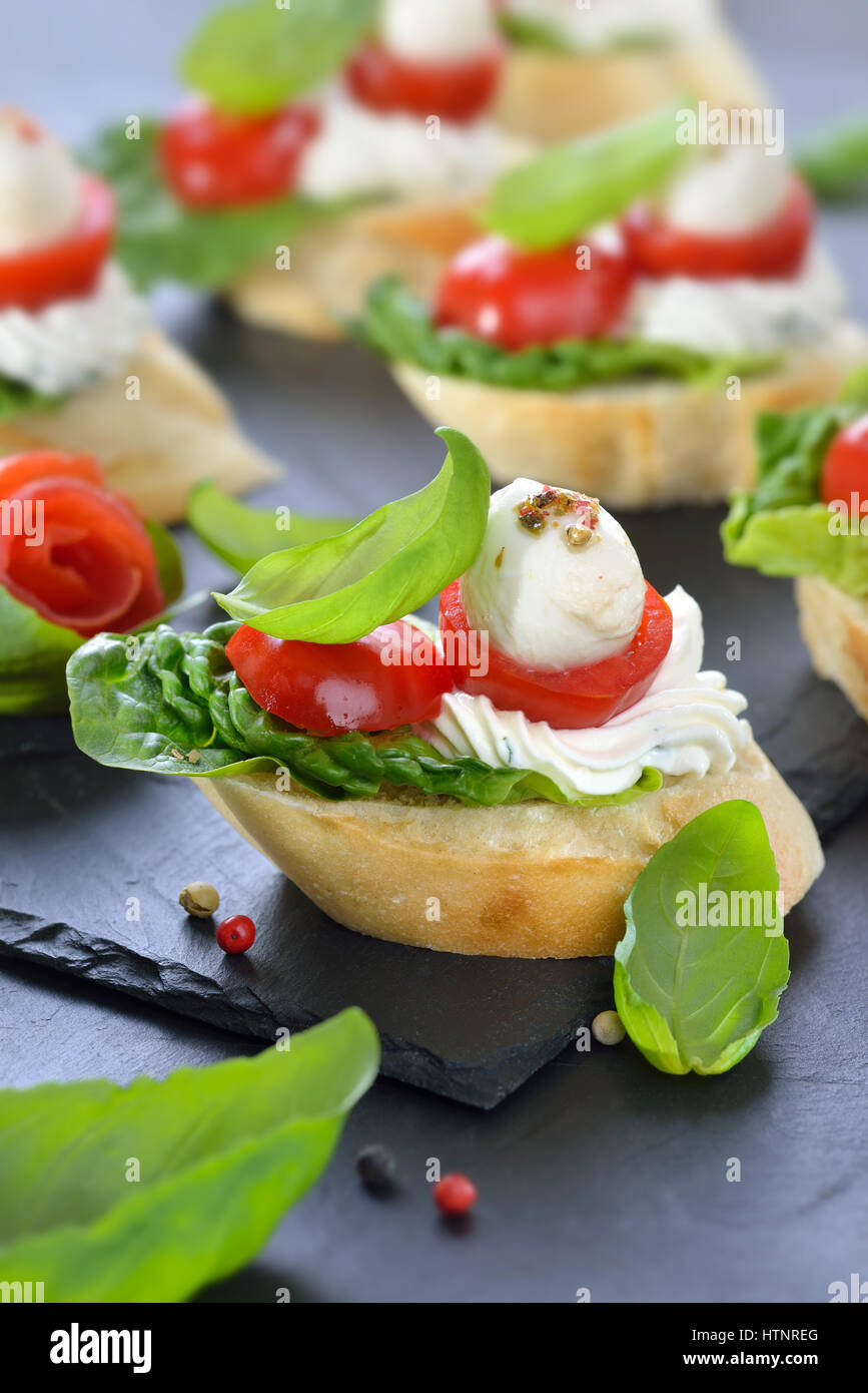 Köstliche kalte Vorspeisen: Scheiben Baguette mit Cherry-Tomaten ...