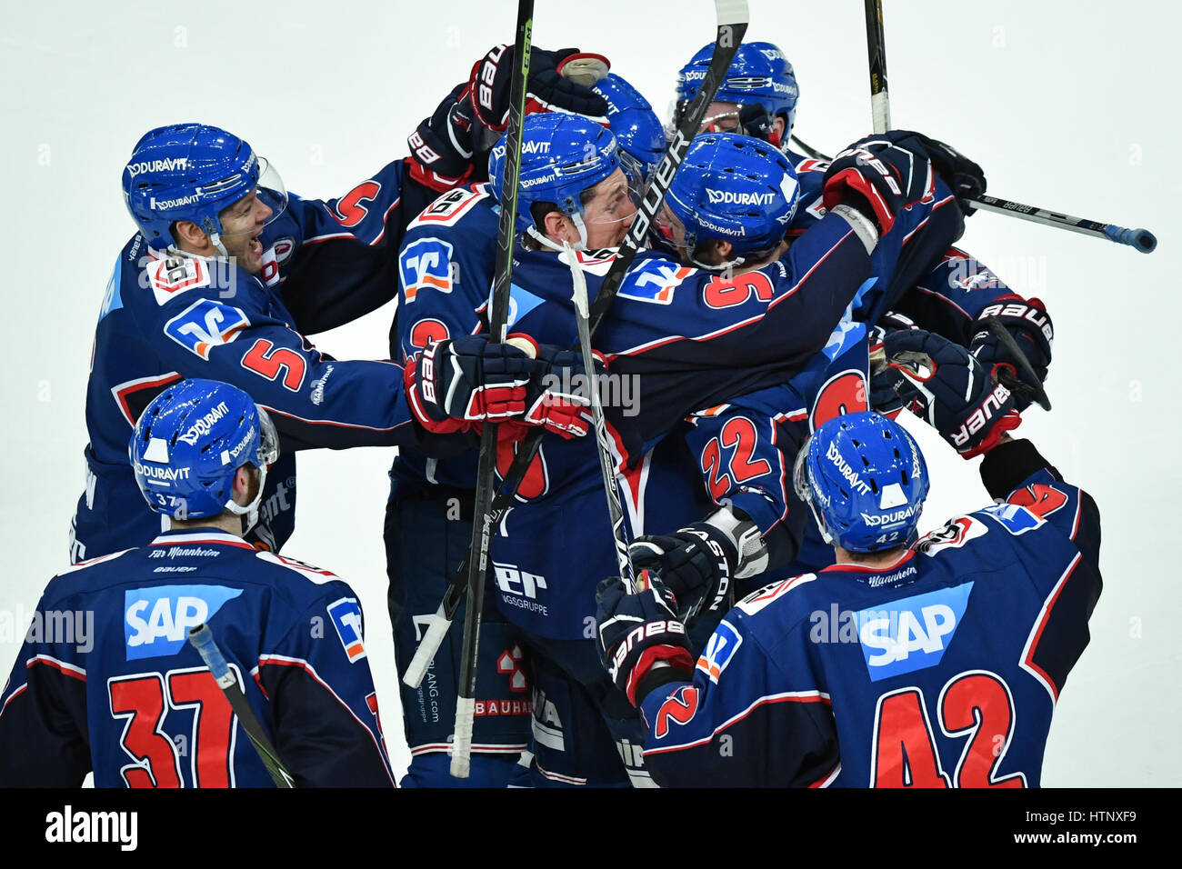 Mannheim, Deutschland. 7. März 2017. Die Mannheimer Matthias Plachta (r) feiert sein 4:3-Tor mit dem Team der DEL Eishockey Meisterschaft Runde 16 Match zwischen Adler Mannheim und Eisbaeren Berlin in der SAP Arena in Mannheim, Deutschland, 7. März 2017. Foto: Uwe Anspach/Dpa/Alamy Live News Stockfoto