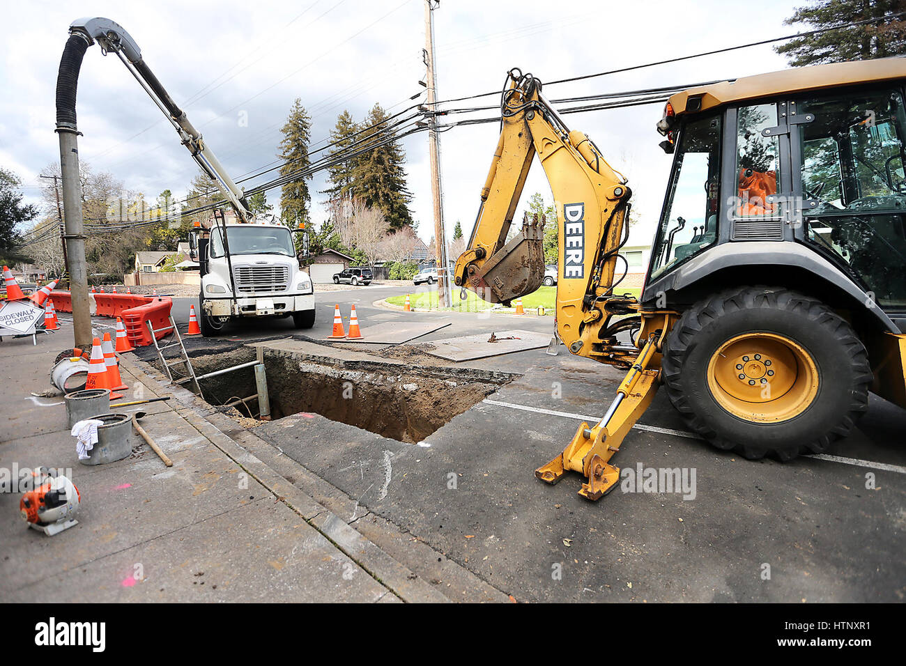 Napa, Kalifornien, USA. 24. Februar 2017. Mannschaften wurden auf eine 12-Zoll-Hauptwasserleitung an Tal Glenn Lane und Browns Valley Road am Freitag Wartung und Reparaturen durchführen. Die Linie wurde durch den letzten Schlammlawinen und Sturms Erosion entlang Browns Valley Road gefährdet. Bildnachweis: Napa Valley Register/ZUMA Draht/Alamy Live-Nachrichten Stockfoto